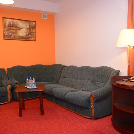 Hotel Pod Debami Terespol Exteriör bild