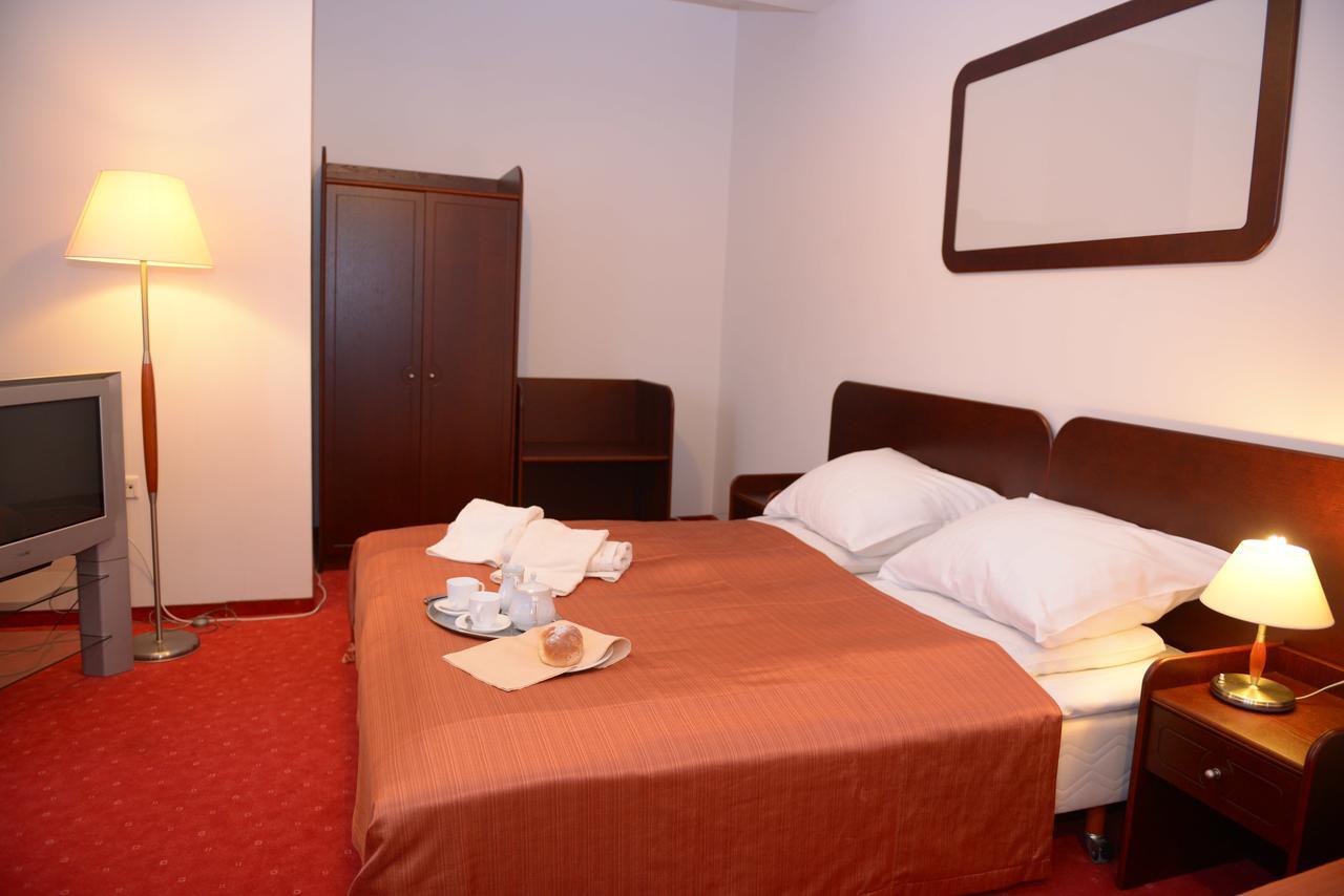 Hotel Pod Debami Terespol Exteriör bild