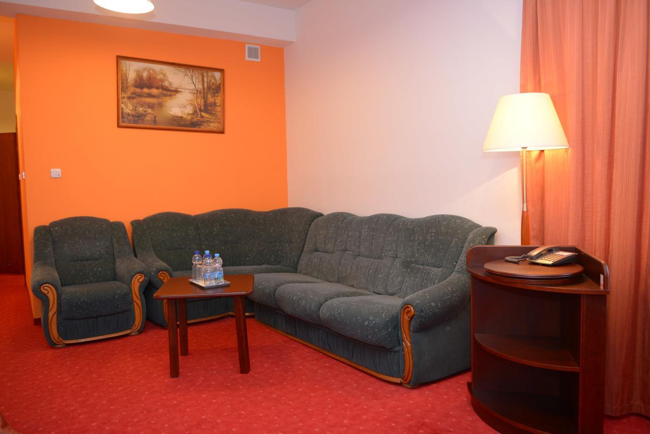 Hotel Pod Debami Terespol Exteriör bild