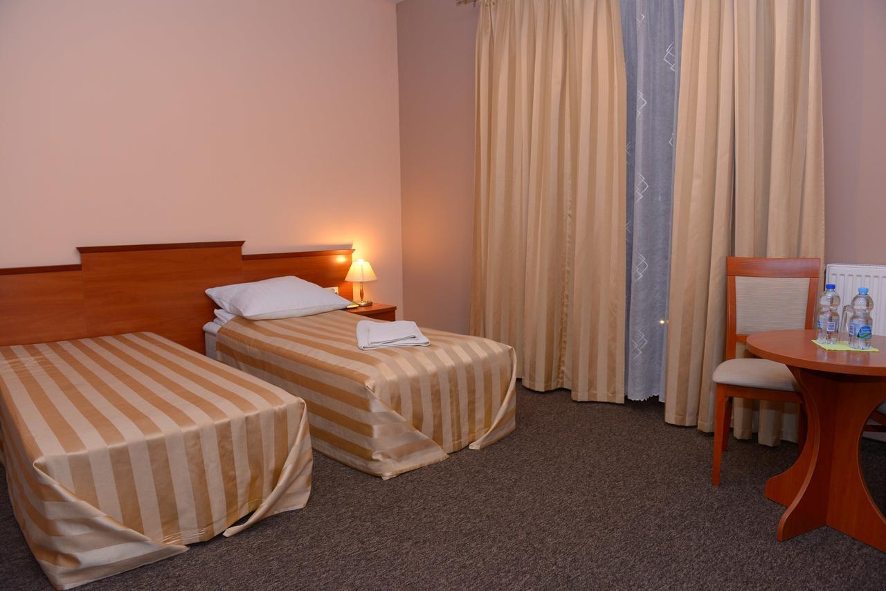 Hotel Pod Debami Terespol Exteriör bild