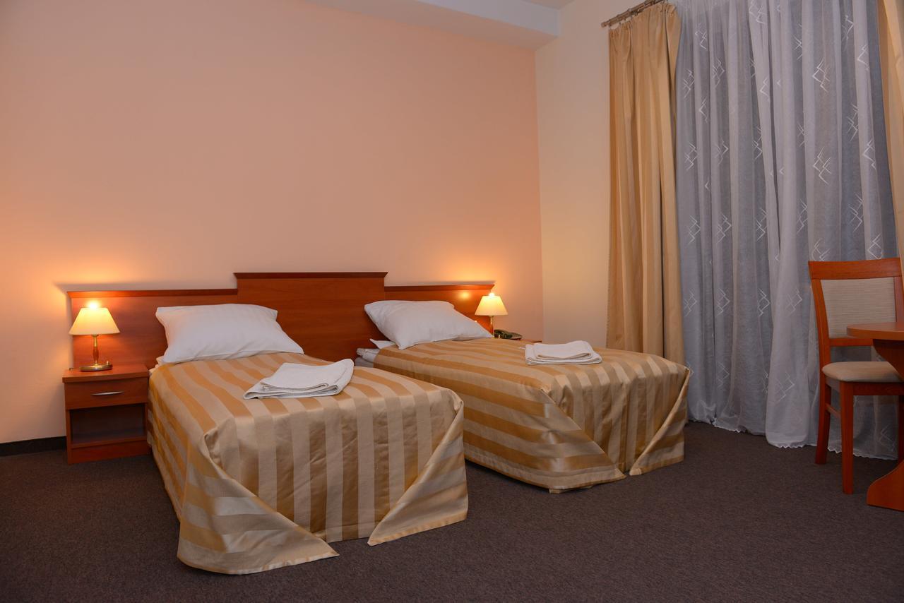 Hotel Pod Debami Terespol Exteriör bild