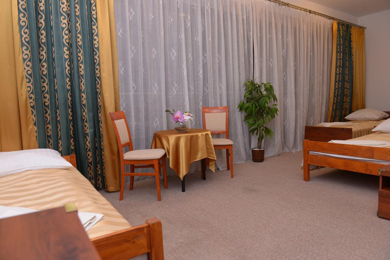 Hotel Pod Debami Terespol Exteriör bild