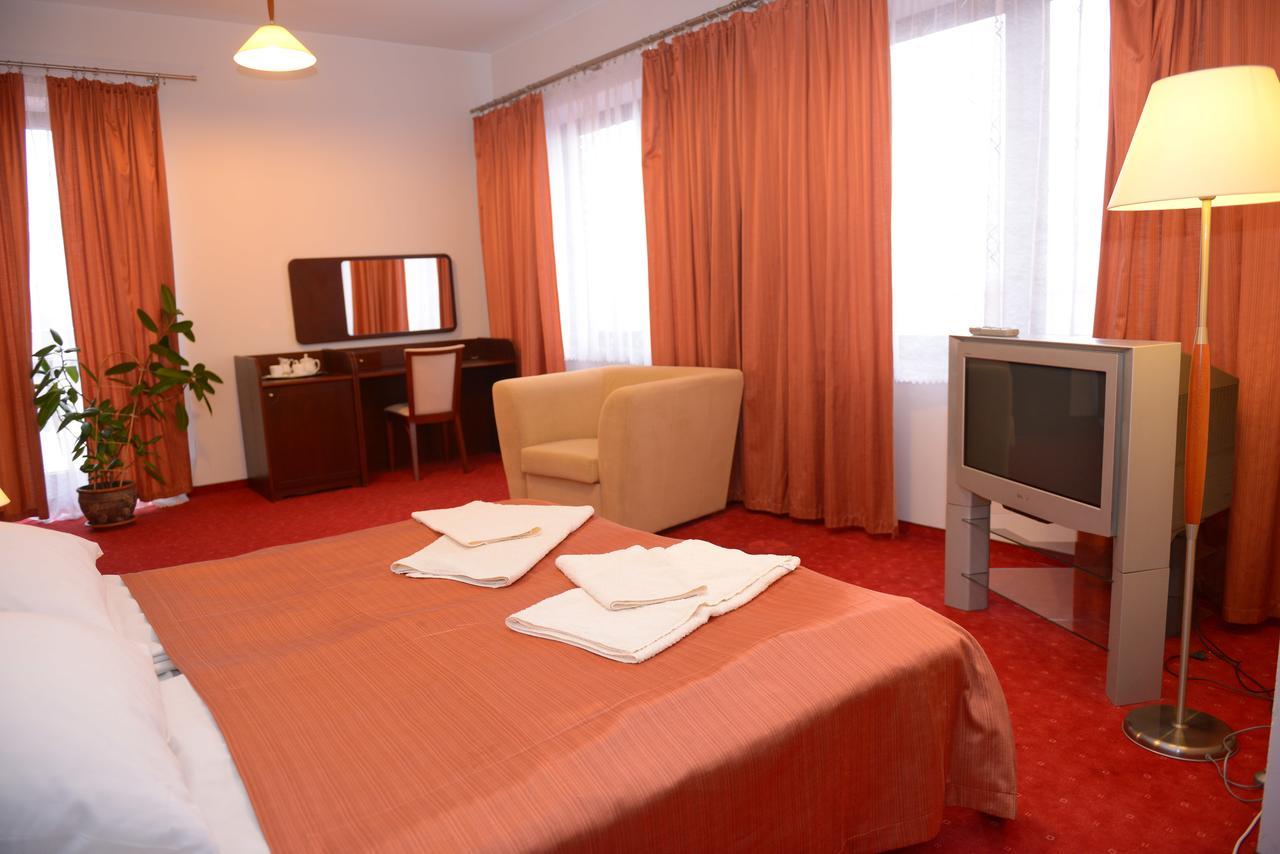 Hotel Pod Debami Terespol Exteriör bild