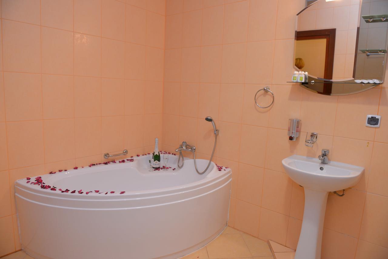 Hotel Pod Debami Terespol Exteriör bild